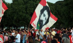 Lula e eleitores idosos se emocionam em “festa de aniversário”